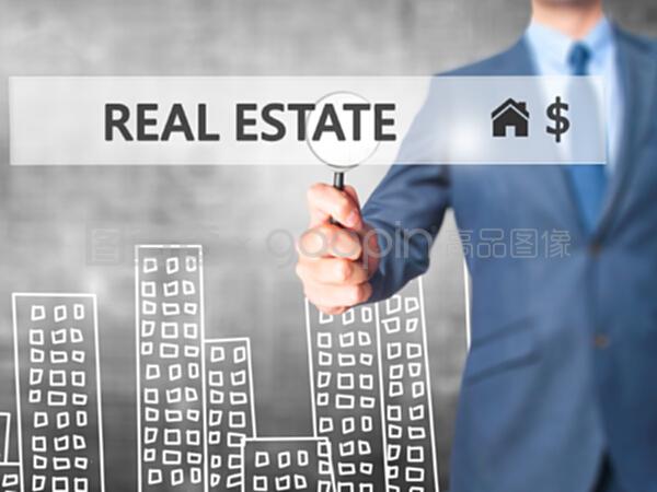 房地產經紀人按下虛擬屏幕上的按鈕。